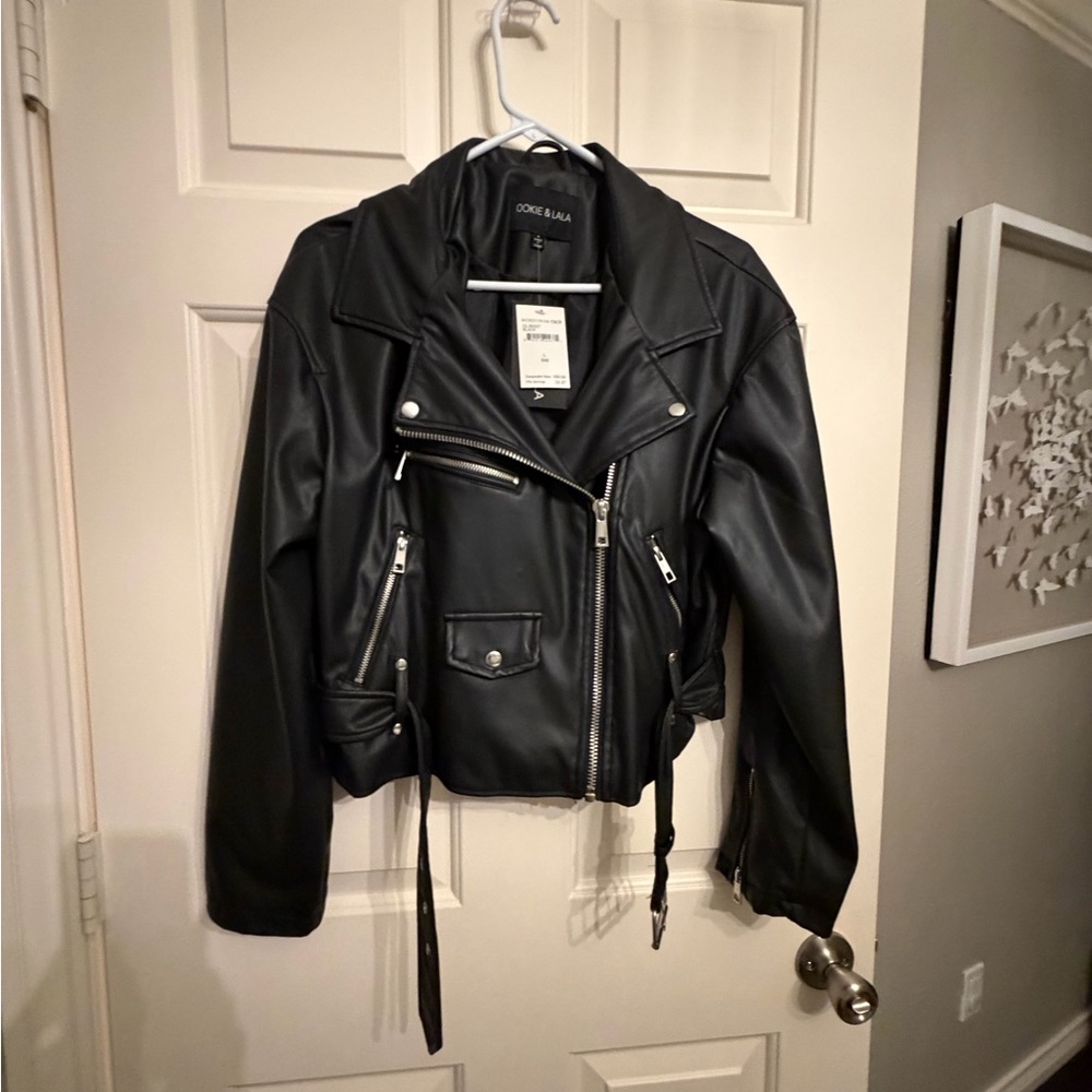 Chic Black Leather Jacket - Picture 3 of 5